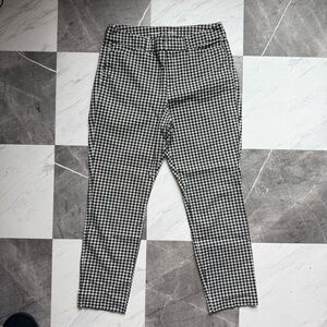 Old Navy Black and White Gingham Pixie Skinny Pant